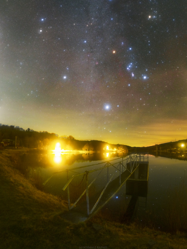 Későtéli misztikum - Schmall Raffael felvételén a téli égbolt jellegzetes csillagképei jelennek meg. A kékes-fehéres csillagok monotóniájába szinte csak a Betelgeuse (Orion-csillagkép) vörösszínű árnyalata hoz változatosságot. (Forrás: https://tavcso.hu/galeria)